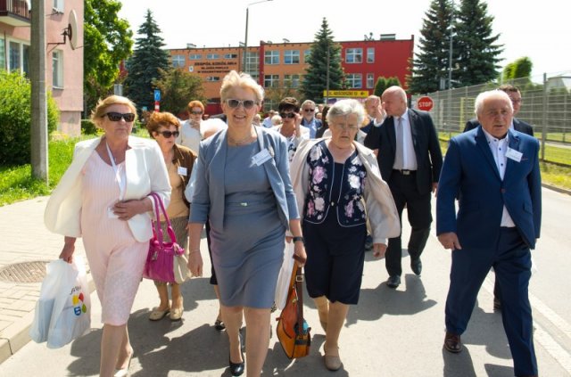 Przemarsz uczestników Jubileuszu Szkoły
